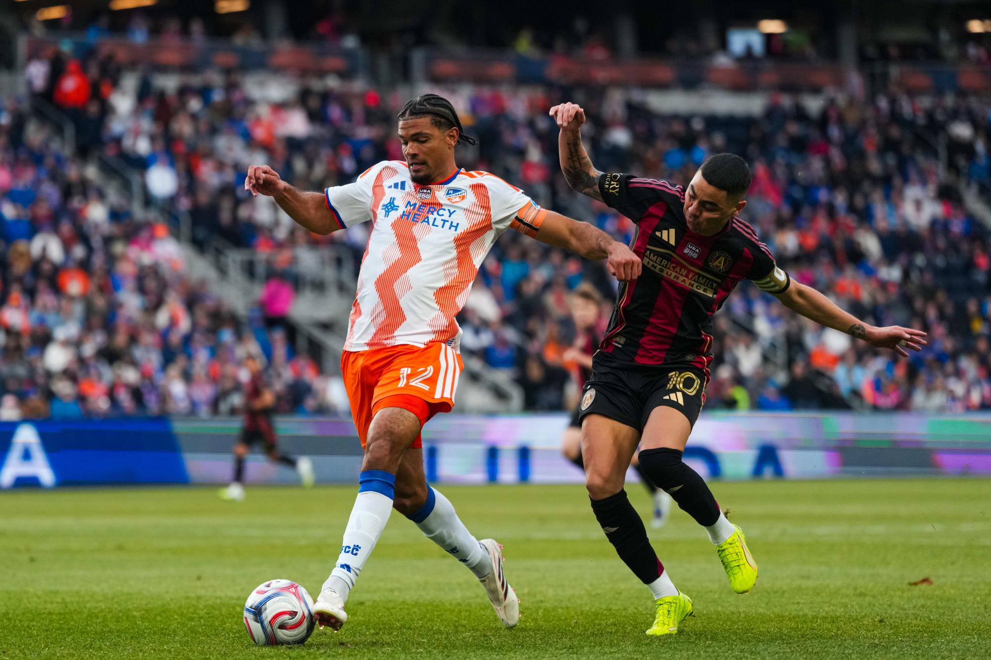 Miles Robinson vs Miguel Almirón ( Photo by Cincinnati FC )